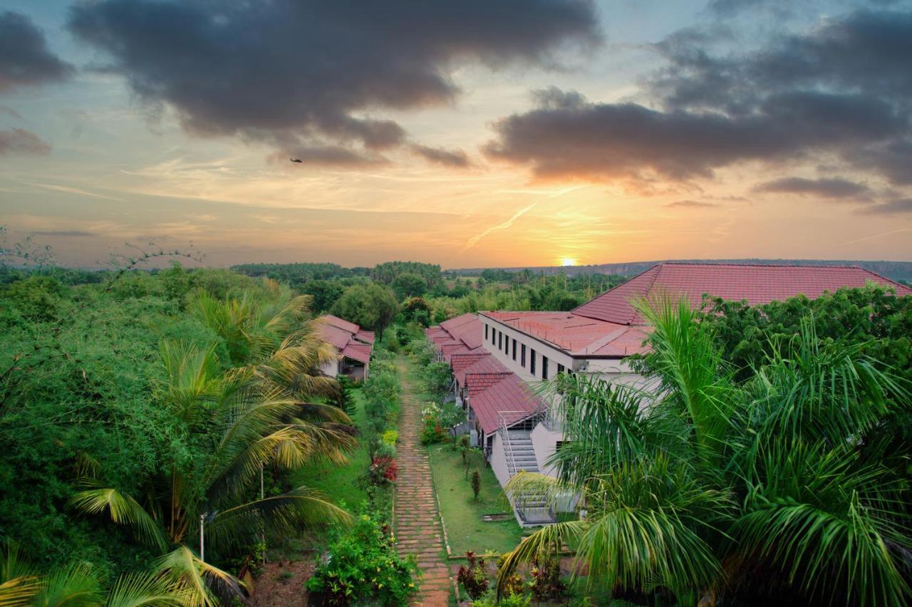 Sterling Banashree Badami Hotel ภายนอก รูปภาพ