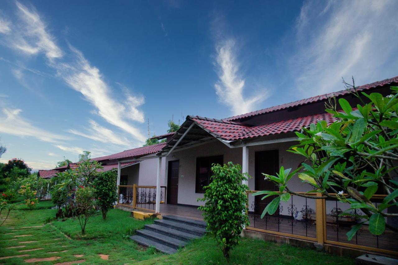 Sterling Banashree Badami Hotel ภายนอก รูปภาพ