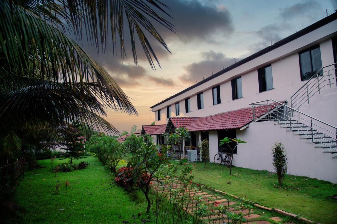 Sterling Banashree Badami Hotel ภายนอก รูปภาพ