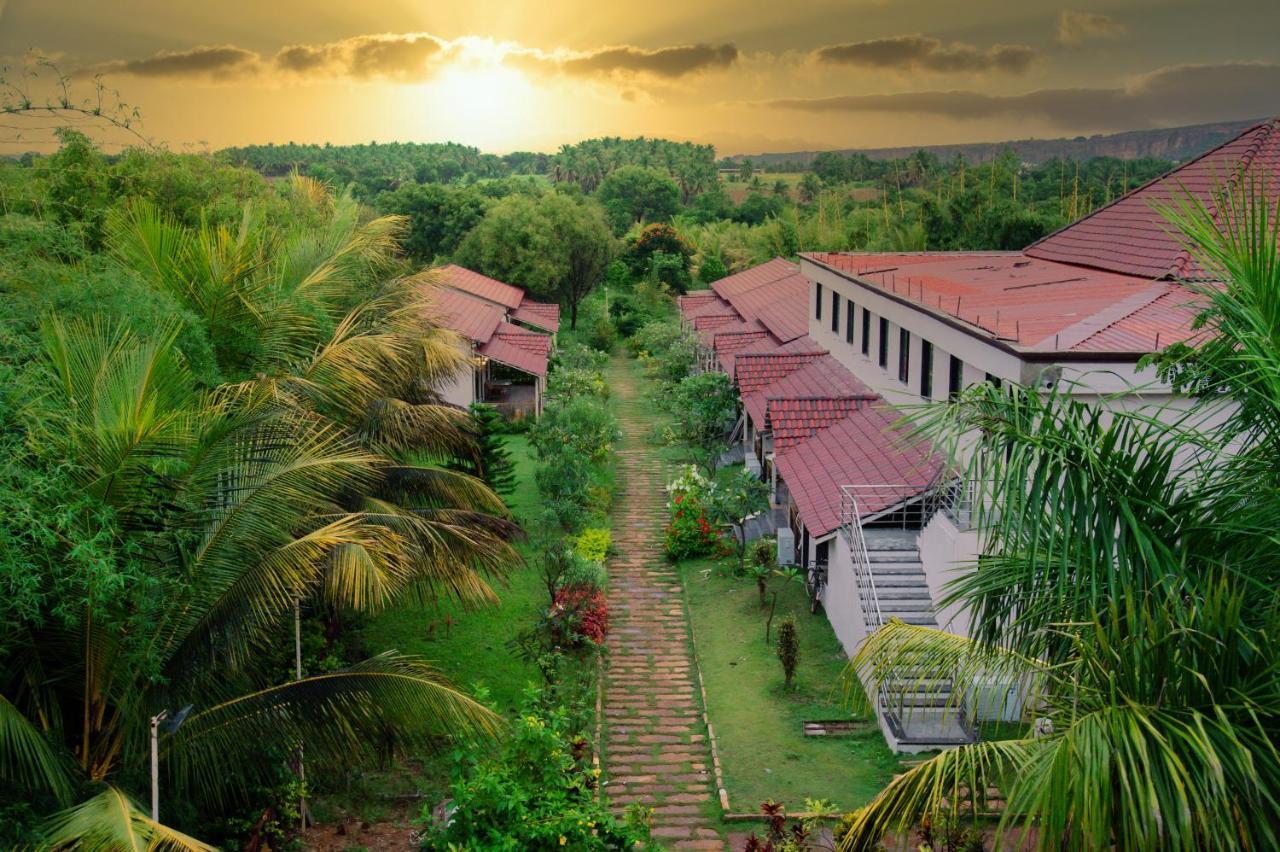 Sterling Banashree Badami Hotel ภายนอก รูปภาพ