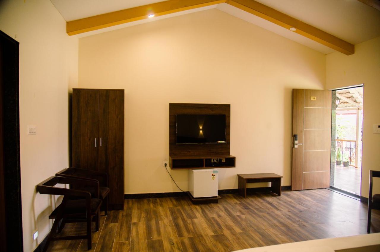 Sterling Banashree Badami Hotel ภายนอก รูปภาพ