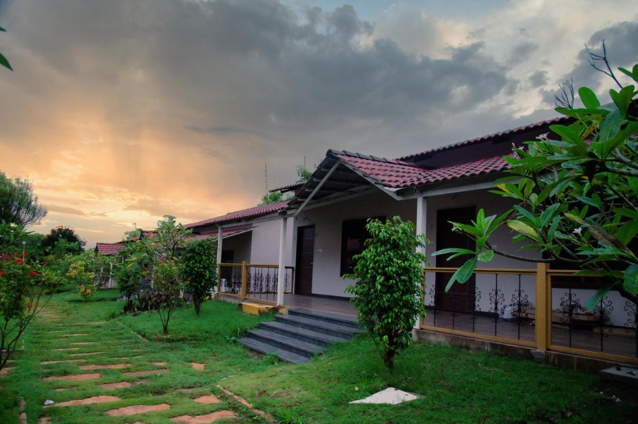 Sterling Banashree Badami Hotel ภายนอก รูปภาพ