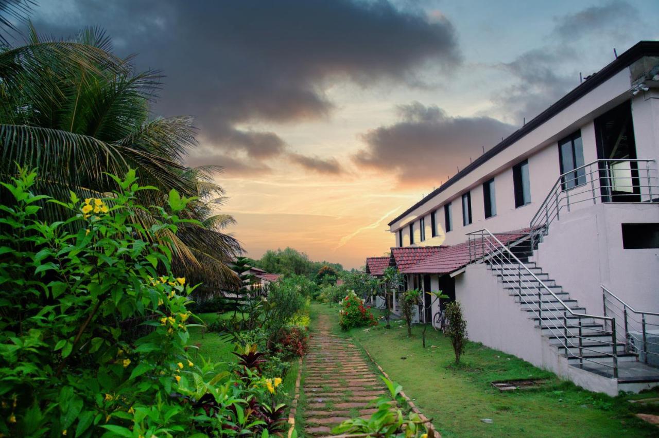 Sterling Banashree Badami Hotel ภายนอก รูปภาพ