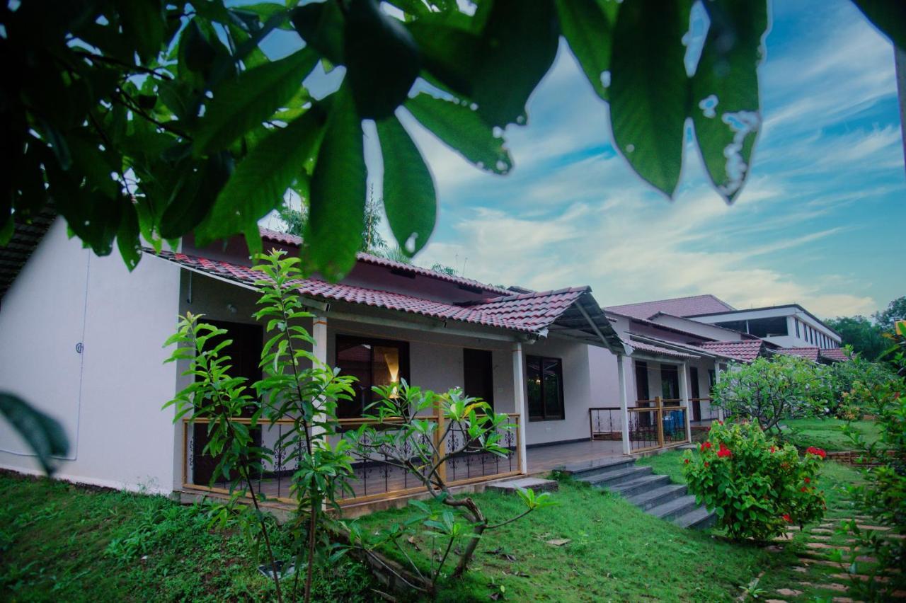 Sterling Banashree Badami Hotel ภายนอก รูปภาพ