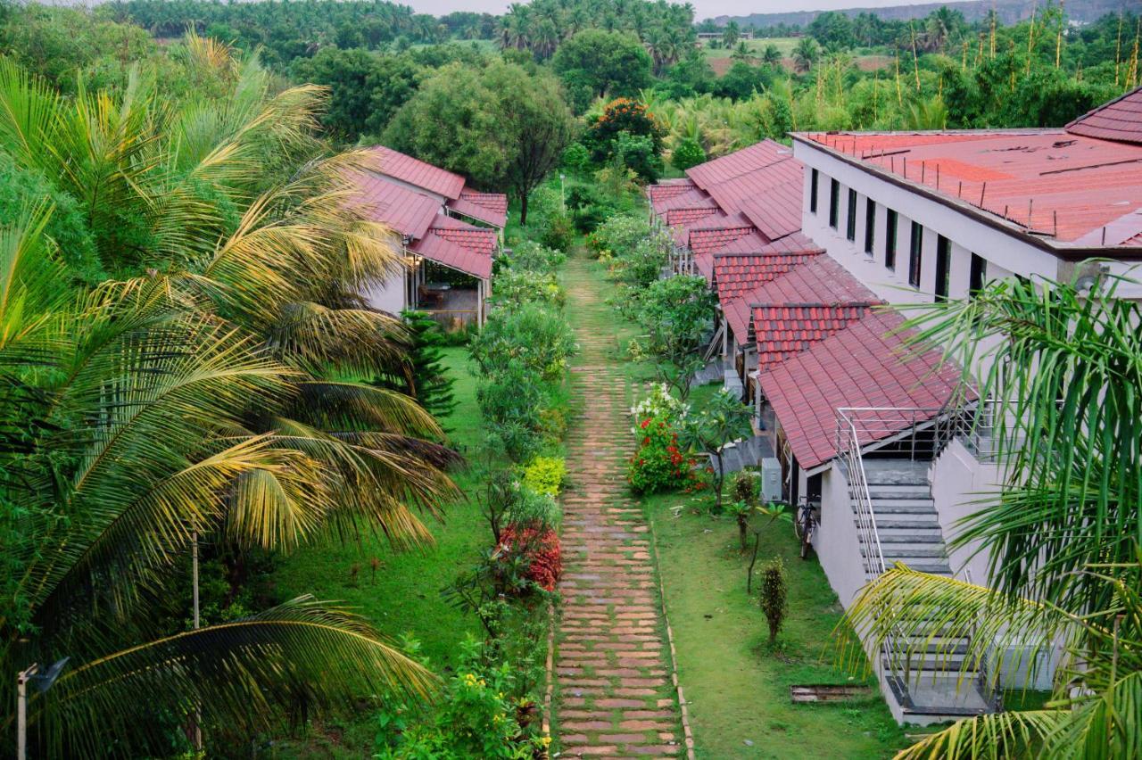 Sterling Banashree Badami Hotel ภายนอก รูปภาพ
