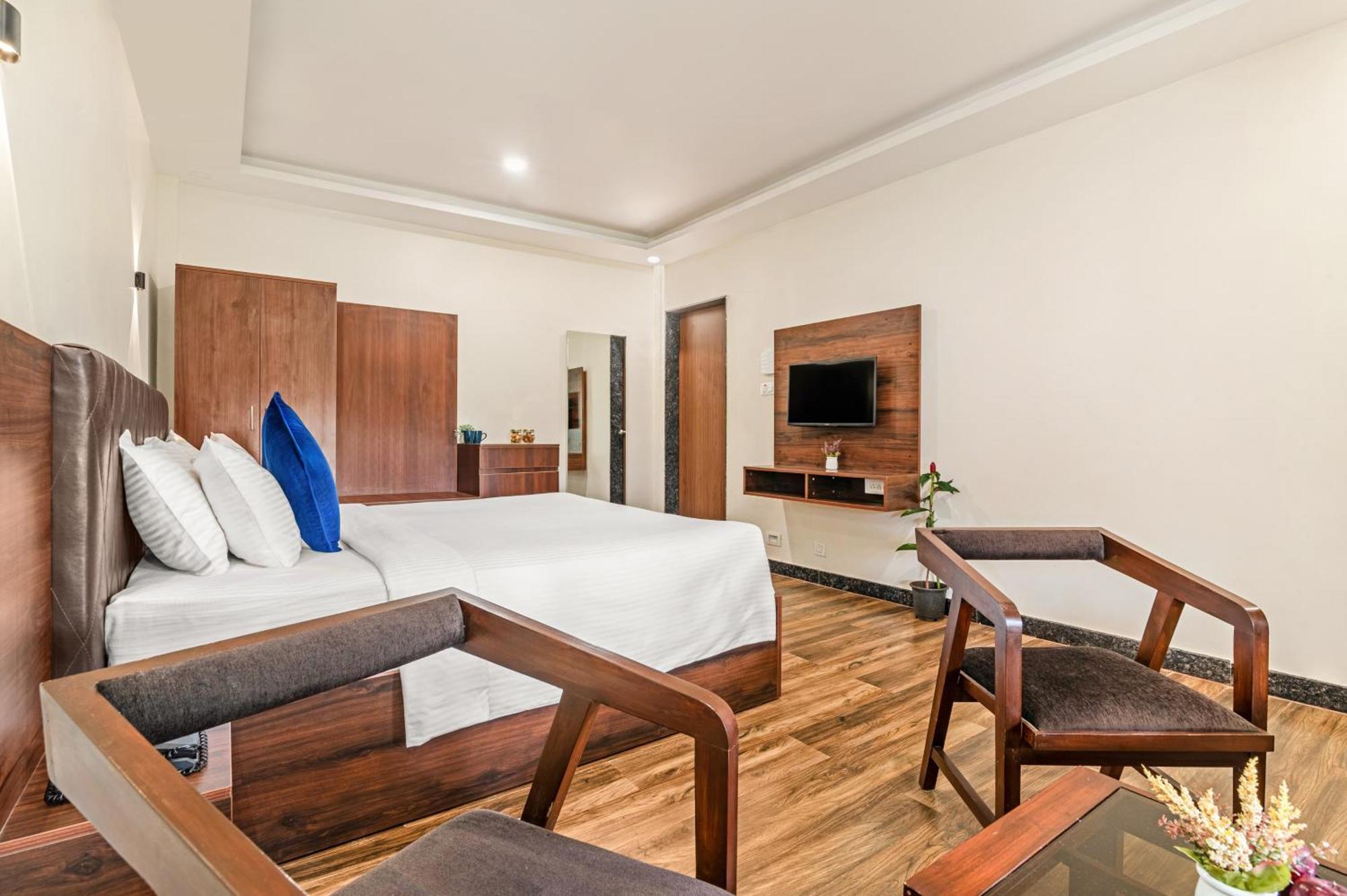 Sterling Banashree Badami Hotel ภายนอก รูปภาพ