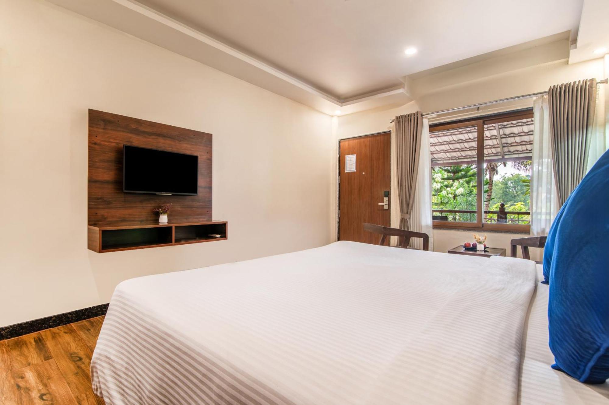 Sterling Banashree Badami Hotel ภายนอก รูปภาพ