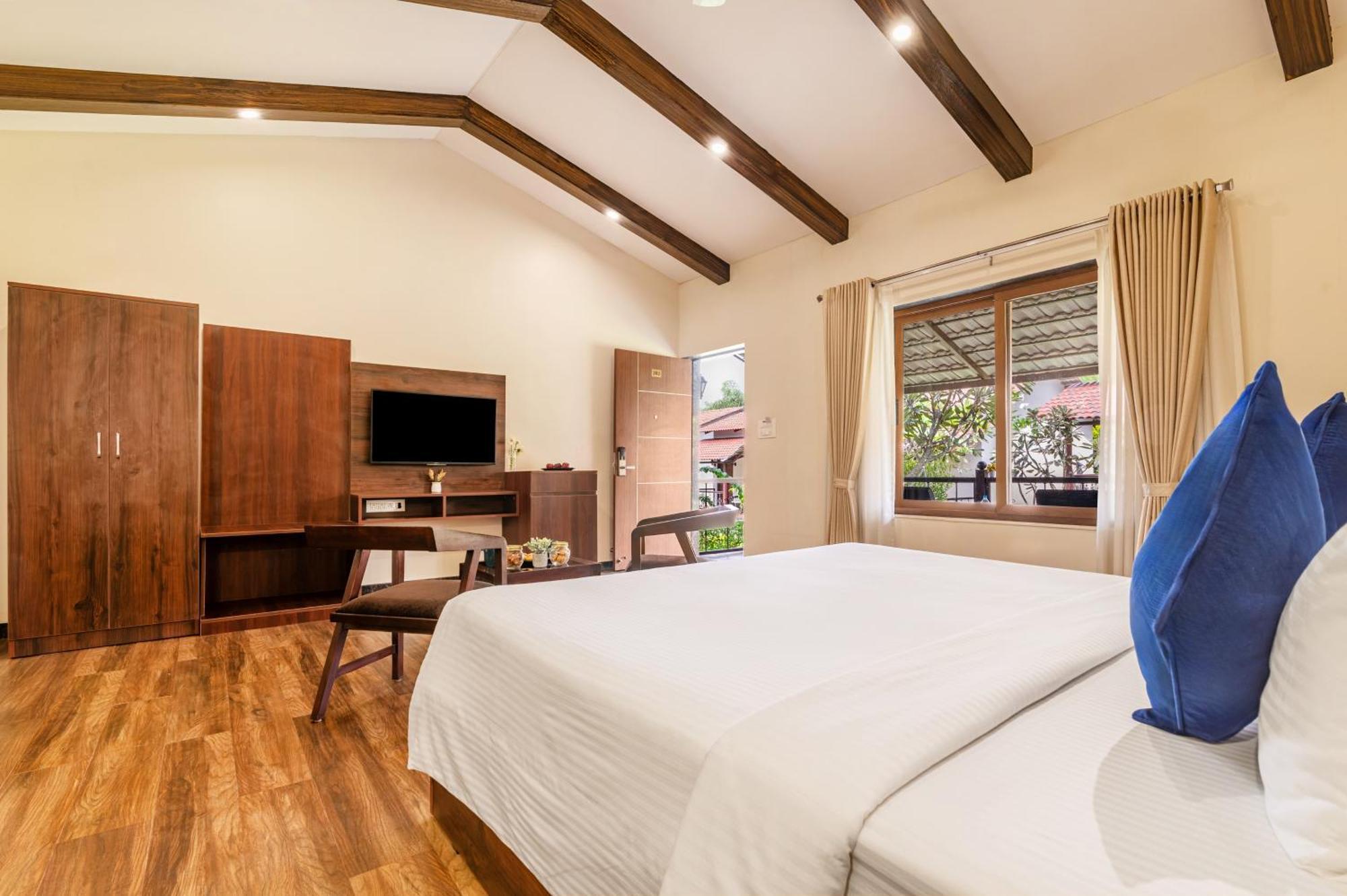 Sterling Banashree Badami Hotel ภายนอก รูปภาพ