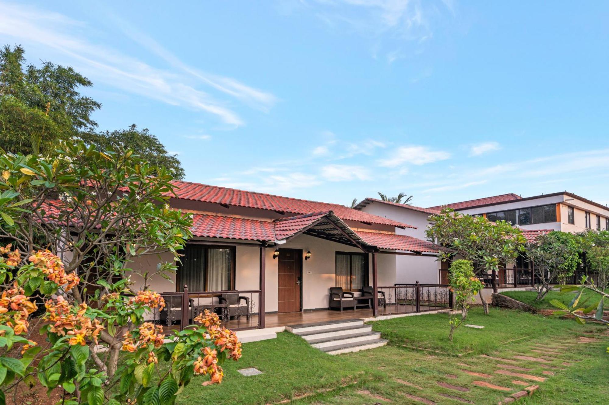 Sterling Banashree Badami Hotel ภายนอก รูปภาพ