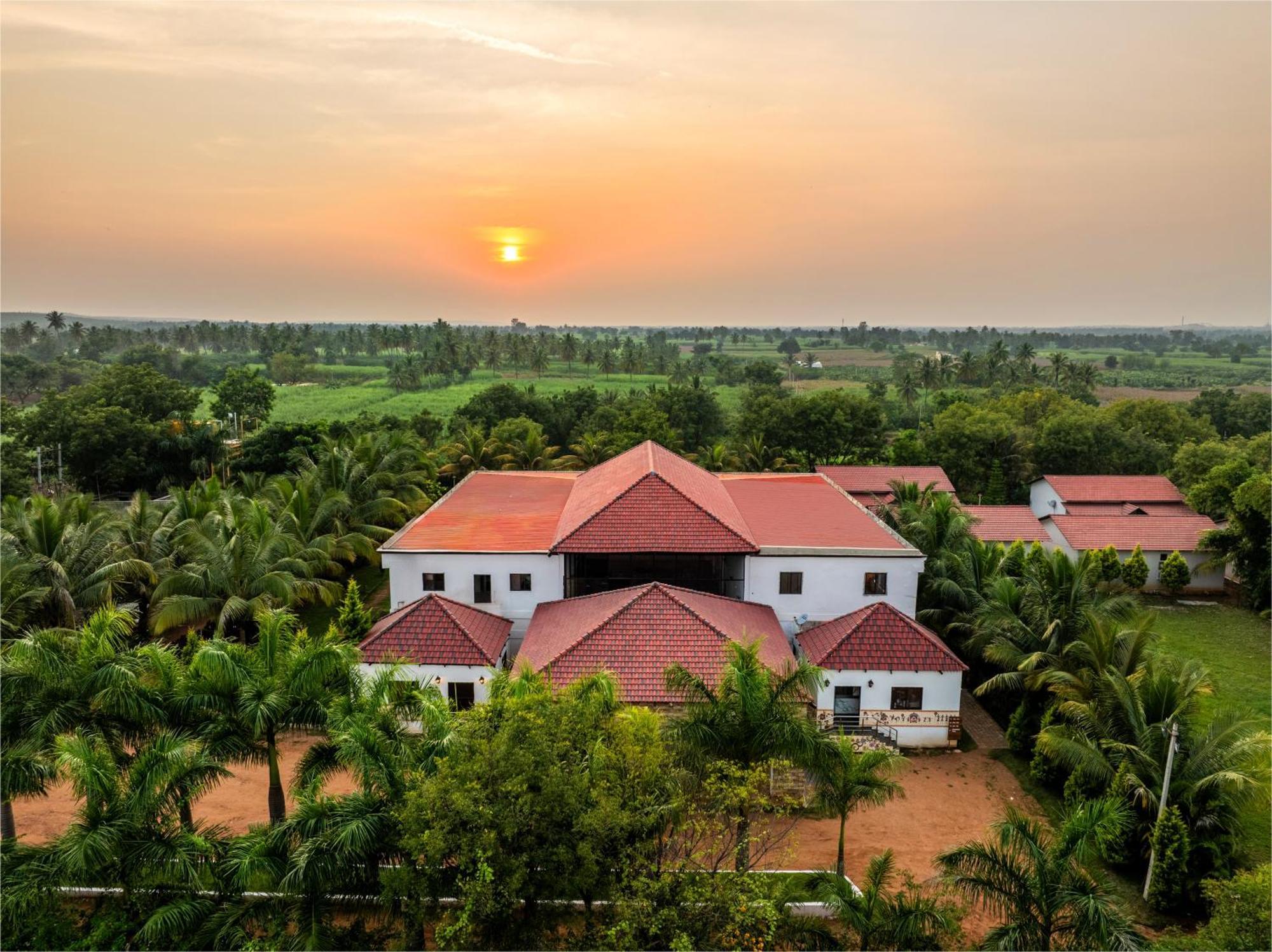 Sterling Banashree Badami Hotel ภายนอก รูปภาพ