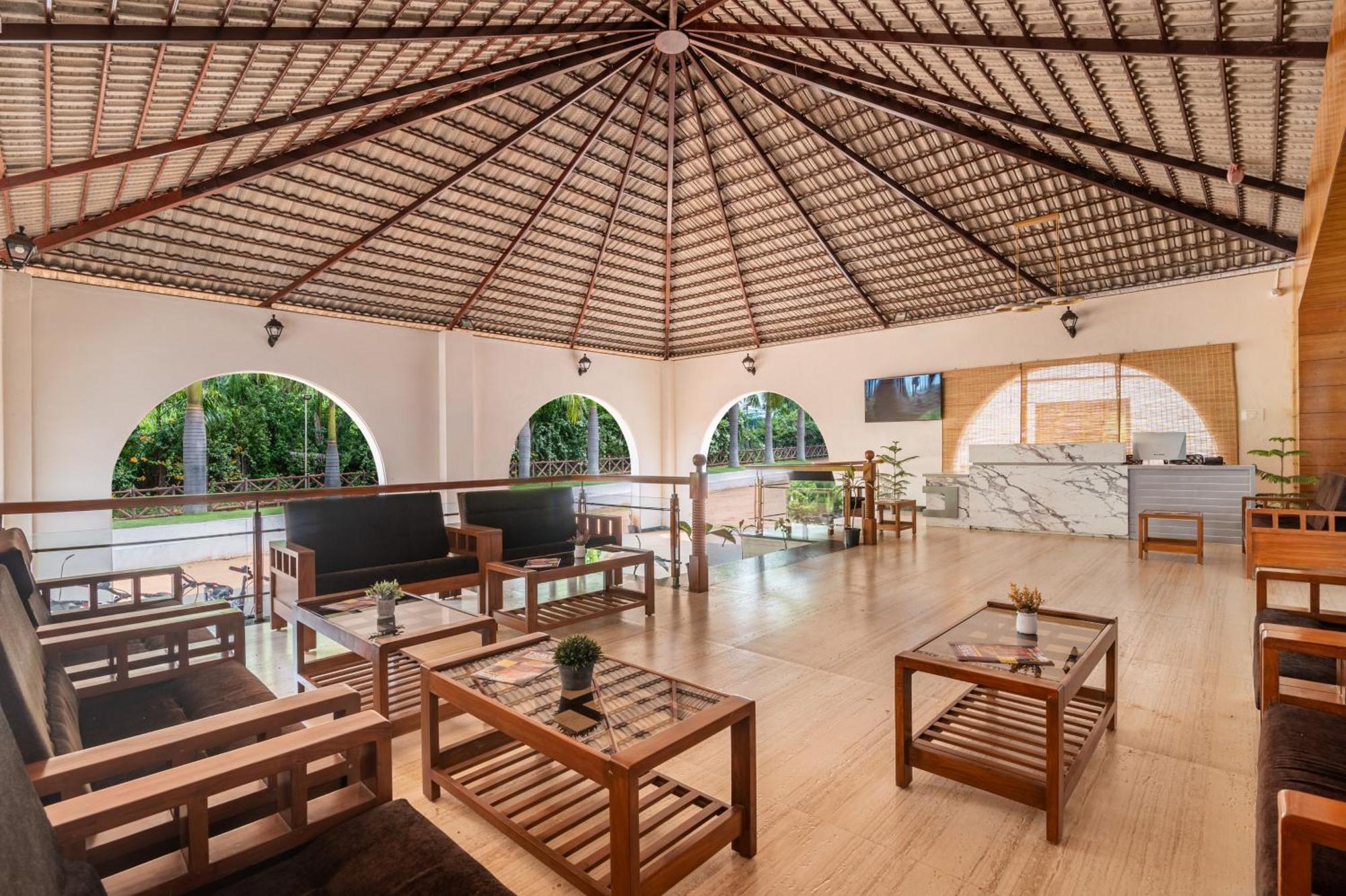 Sterling Banashree Badami Hotel ภายนอก รูปภาพ