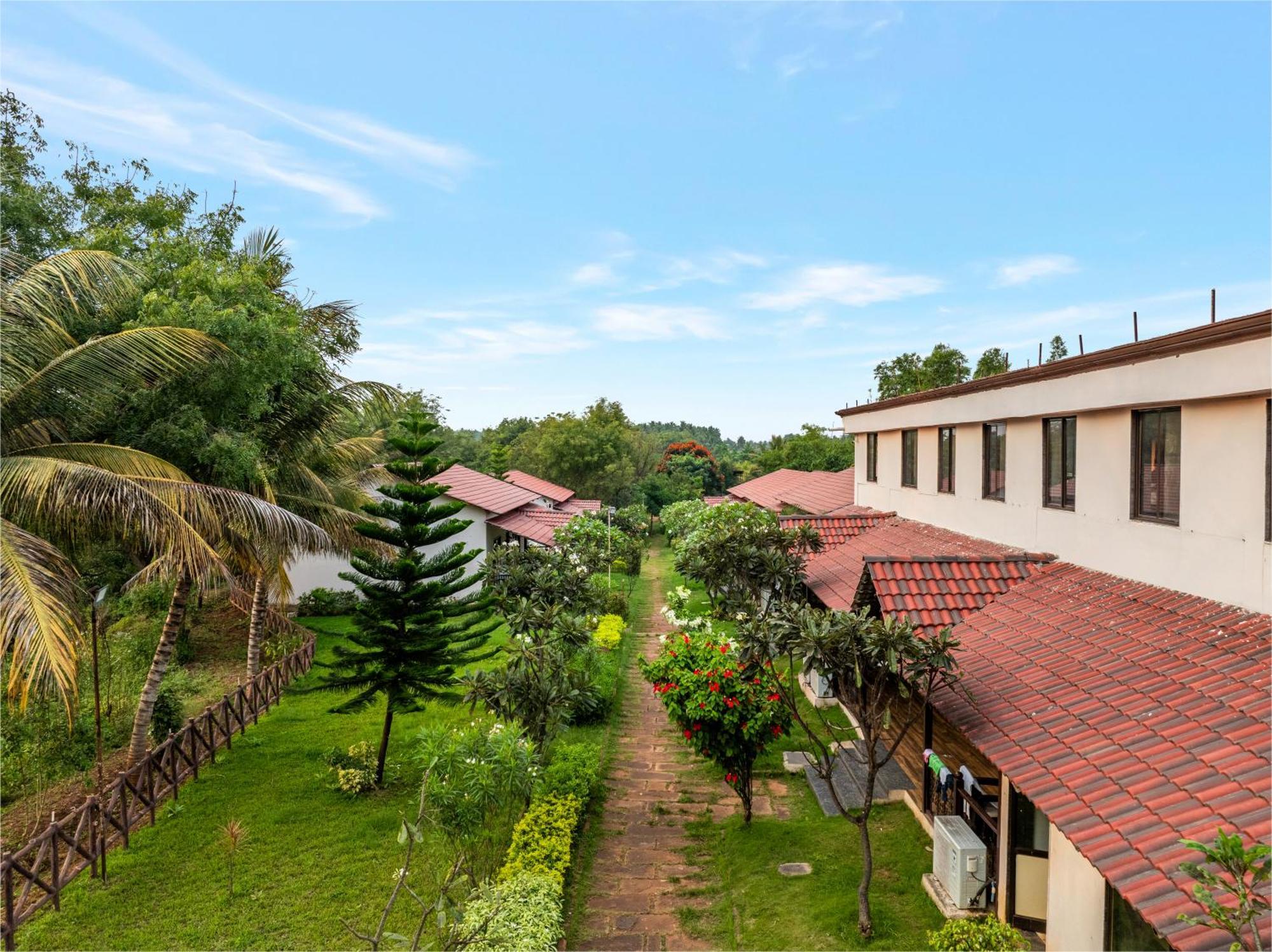 Sterling Banashree Badami Hotel ภายนอก รูปภาพ